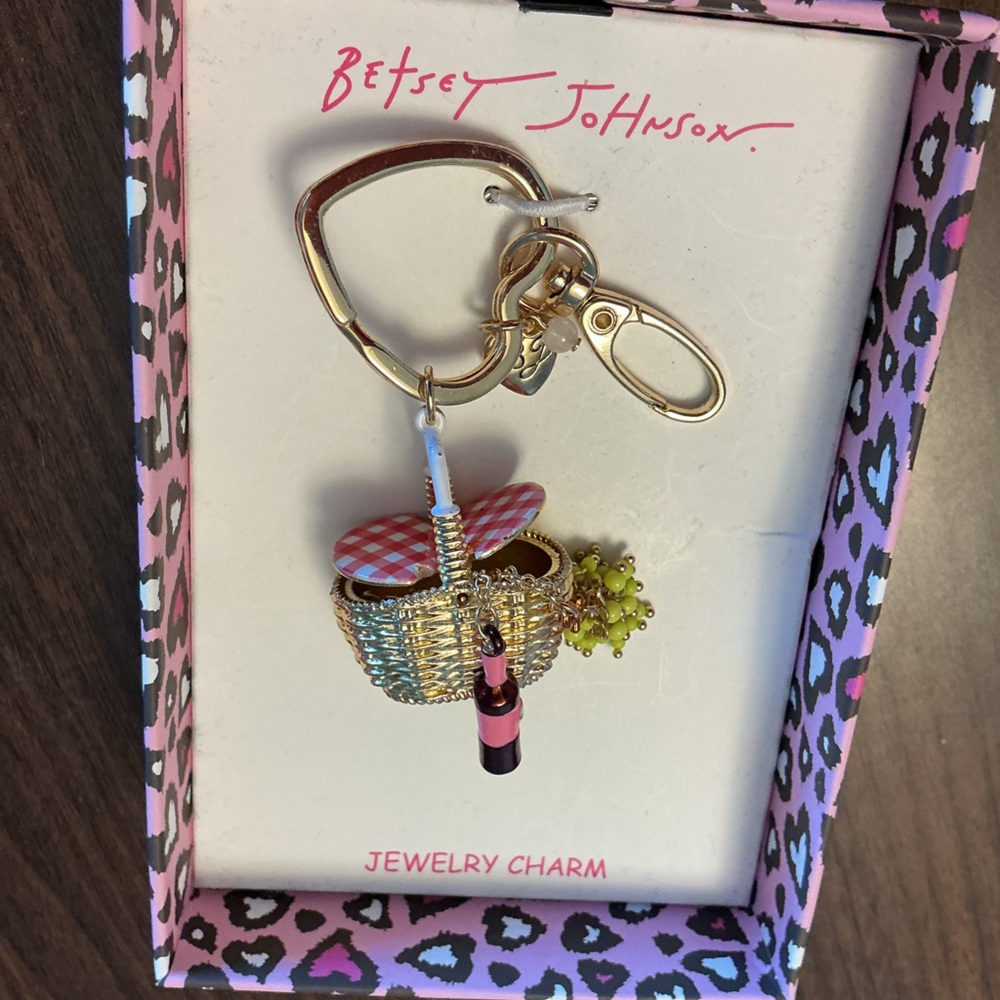 Betsey Johnson PICNIC BASKET-wine bottle and grapes Jewelry Charm NIB 68$